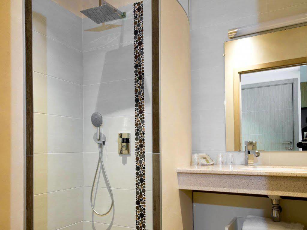 Hotel Le Val Moret Magnant Extérieur photo