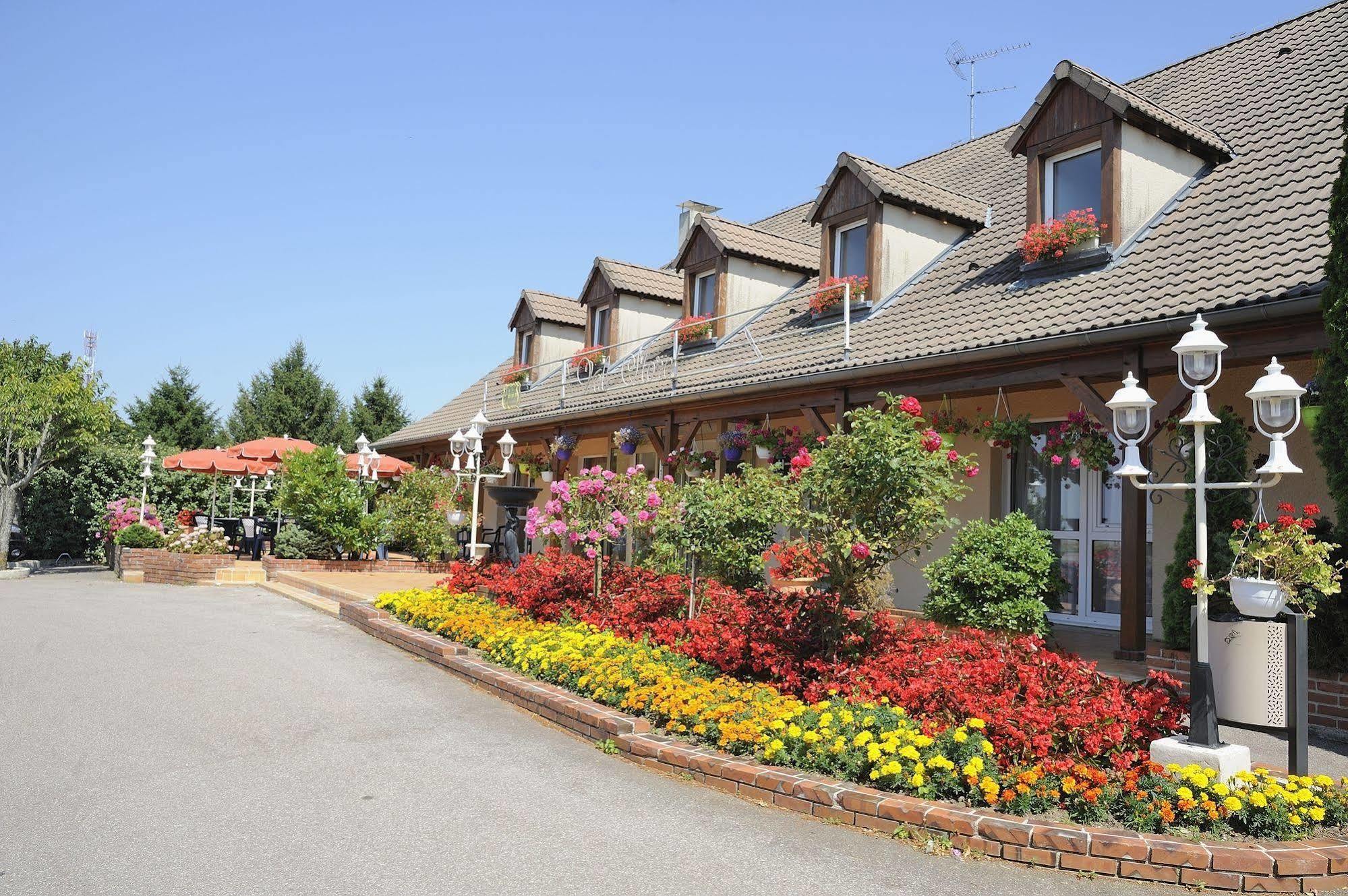 Hotel Le Val Moret Magnant Extérieur photo