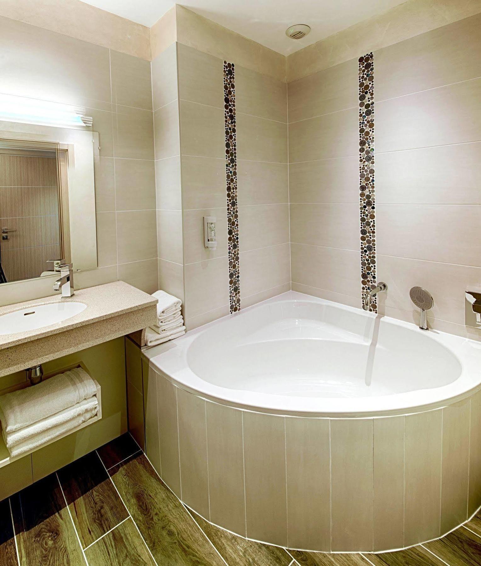 Hotel Le Val Moret Magnant Extérieur photo